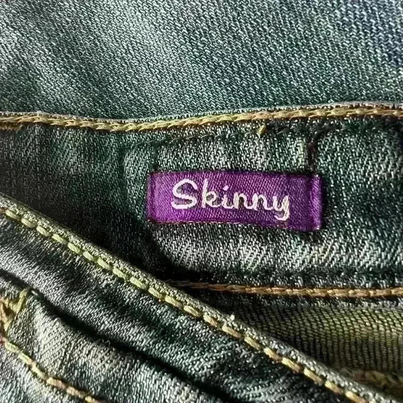 Vigross Woman’s Distressed Dark Wash Low Rise Skinny Jeans- Size 5 - Picture 5 of 10